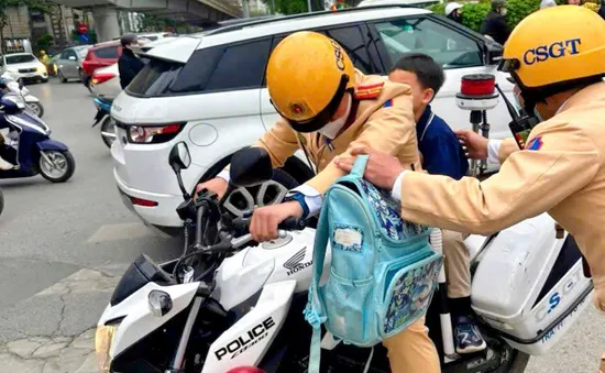 CSGT Hà Nội giúp học sinh lớp 1 lạc đường trở về trường an toàn