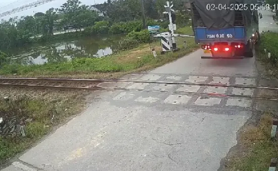 Chuyển Cơ quan điều tra vụ tài xế xe tải tông gãy rào chắn đường sắt