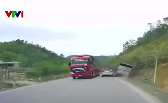 Xe tải vượt ẩu gây tai nạn cho xe khác