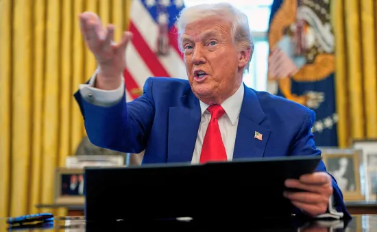 Sau ồn ào thuế quan, ông Trump ký sắc lệnh cải cách vòi hoa sen vì muốn có mái tóc đẹp