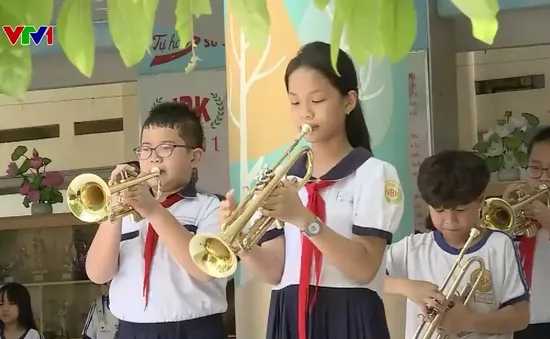 Đội kèn nhí hương về lễ kỷ niệm 50 năm Ngày giải phóng miền nam, thống nhất đất nước