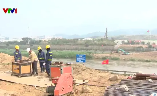 Đẩy nhanh tiến độ cầu qua sông Hồng biên giới Việt Nam - Trung Quốc