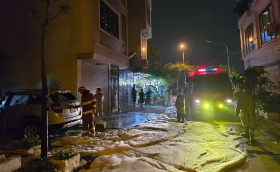 Hà Nội: Ô tô 7 chỗ bất ngờ bốc cháy trong khu dân cư