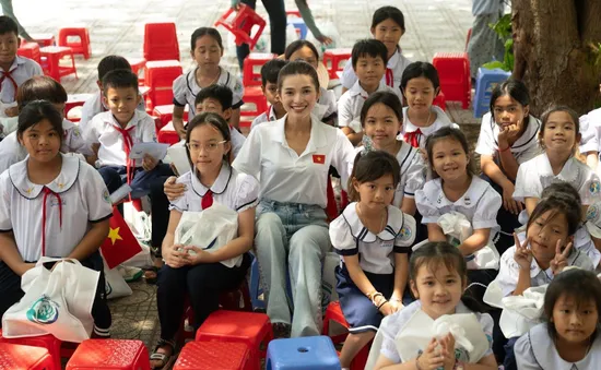 Người đẹp Diễm Nhi phối hợp tặng quà học sinh và người dân tại Tổ dân phố Bích Đầm, Nha Trang