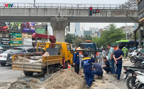 Hà Nội xén vỉa hè, thu hẹp dải phân cách để “gỡ nút” ùn tắc