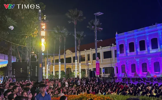 "Biển người" xuống phố xem pháo hoa và trình diễn 3D mapping tại trung tâm TP Hồ Chí Minh