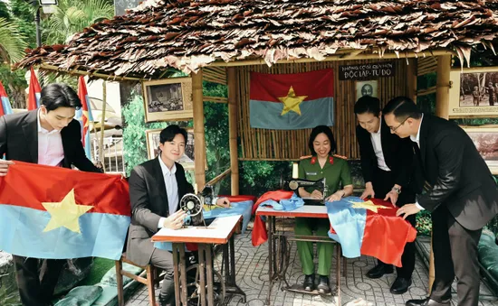 Nghệ sĩ và chiến sĩ tham quan triển lãm ‘50 năm vang mãi bản hùng ca’