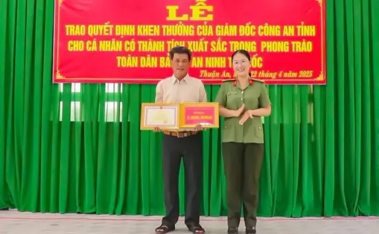 Tài xế xe ôm chở nghi phạm giết 2 mẹ con vào trụ sở công an