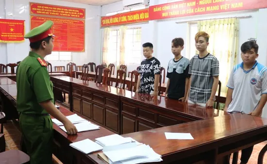 Bắt khẩn cấp 4 thanh niên gây rối trật tự công cộng