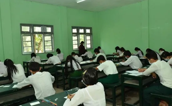 Hơn 60.000 học sinh Myanmar phải thi lại đại học