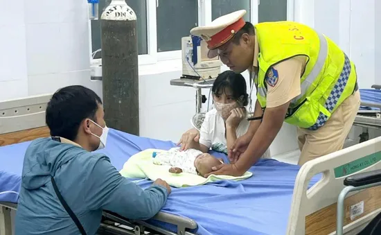 Công an kịp thời hỗ trợ đưa bé 4 tháng tuổi bị nguy kịch đến bệnh viện cấp cứu