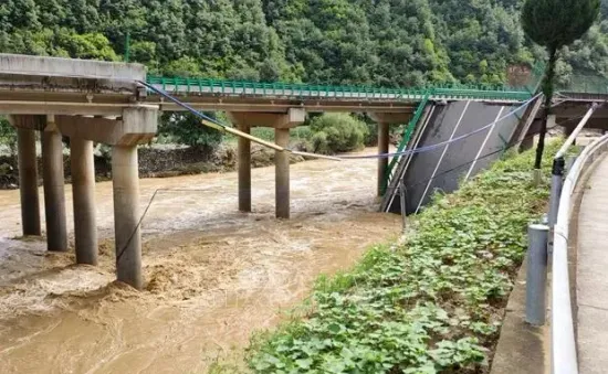 Sập cầu ở Bắc Kinh do hỏa hoạn