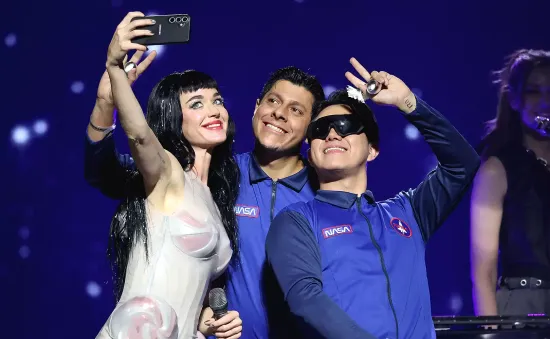 Katy Perry không ngừng khoe về việc bay vào vũ trụ
