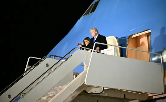 Ông Trump tổ chức sinh nhật cho vợ trên chuyên cơ