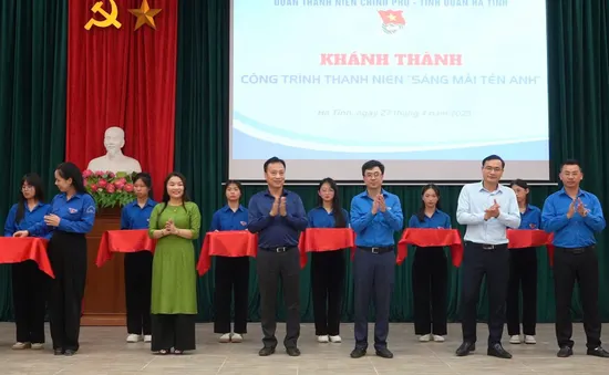 Thanh niên khánh thành công trình "Sáng mãi tên anh" tại Khu tưởng niệm Lý Tự Trọng