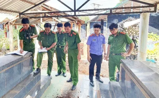 Khai quật hài cốt bào thai để điều tra vụ bé gái 13 tuổi bị xâm hại