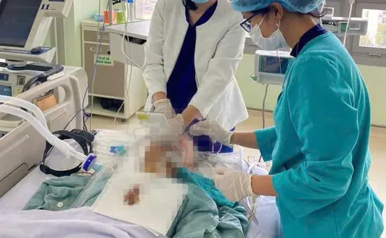 Cụ ông nguy kịch vì hóc dị vật khi ăn cỗ