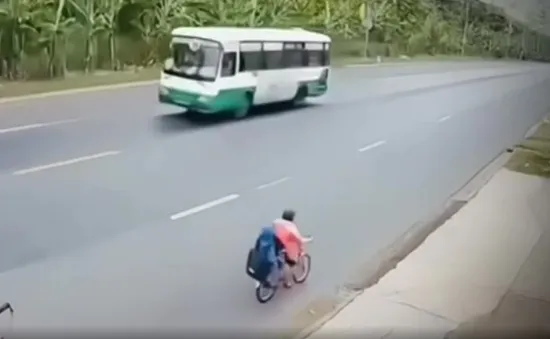 Hai bé trai đạp xe 45km từ Đồng Nai lên TP Hồ Chí Minh xem diễu binh