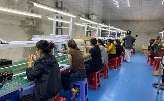 Phát hiện xưởng lắp ráp trái phép hơn 12.000 điện thoại di động