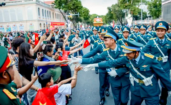 Nhân dân cùng lực lượng diễu binh, diễu hành vui niềm vui ngày hội non sông