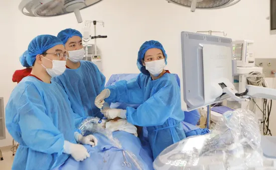 Đặt dẫn lưu màng phổi cứu thai nhi nguy kịch ngay trong bụng mẹ