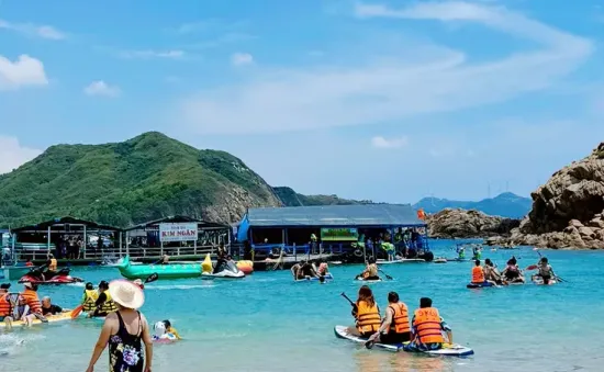 Mô tô nước lao lên bờ khiến 2 người thương vong
