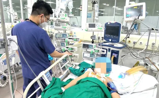 Bé gái 7 tuổi nguy kịch vì uốn ván sau chấn thương bàn chân