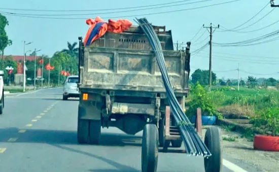 CSGT Hà Nội xử lý ô tô kéo xe tự chế chở sắt thép dài hàng chục mét trên đường Nội Bài