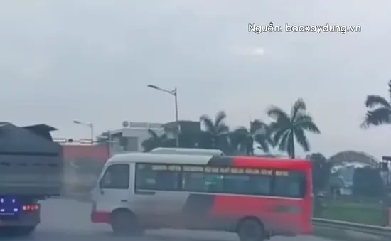 Nguy hiểm khi quay đầu xe thiếu quan sát