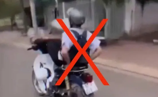 Xử lý nam sinh điều khiển xe gắn máy bằng chân