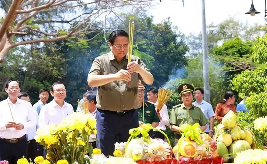 Thủ tướng Phạm Minh Chính dâng hương tri ân các Anh hùng liệt sĩ và thăm cựu tù tại Côn Đảo
