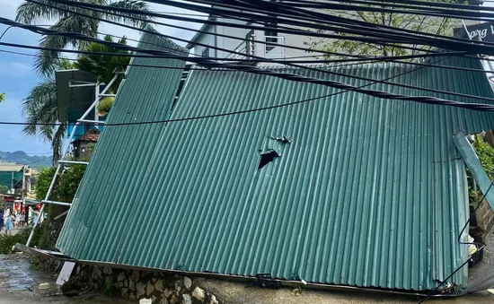 Ngày nghỉ lễ cuối, Hòa Bình dông lốc mạnh như gió bão