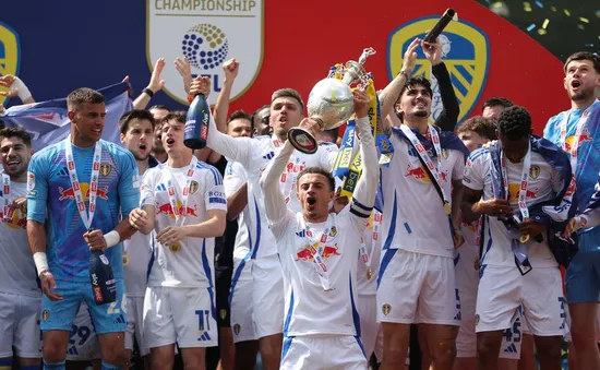 Leeds đăng quang Championship sau màn đua điểm nghẹt thở, Lampard giúp Coventry lách qua khe cửa hẹp