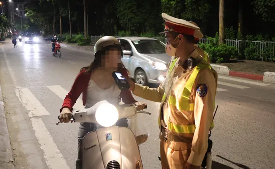 Vừa uống bia với thông gia, vẫn đi xe máy, người đàn ông bị lập biên bản