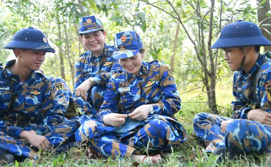 ‘Bát nước thao trường, khâu áo chiến sĩ, bữa cơm tự quản’ đong đầy yêu thương