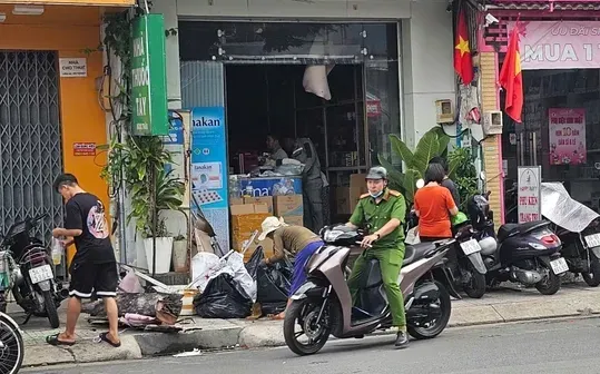 Cháy tiệm thuốc tây ở quận Tân Phú, 2 người thoát nạn