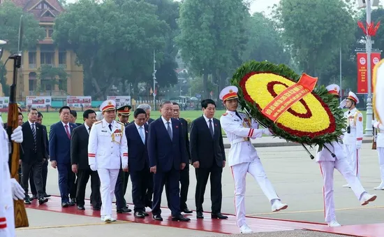 Các đại biểu Quốc hội đặt vòng hoa và vào Lăng viếng Chủ tịch Hồ Chí Minh