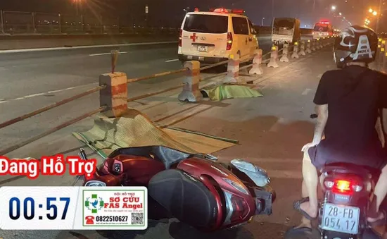 Hai xe máy va chạm trên cầu Thanh Trì (Hà Nội), hai người tử vong