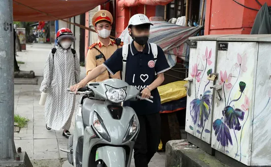 Mẹ mệt để con lái xe máy, cả hai bị lập biên bản