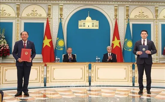 Tổng Bí thư Tô Lâm chứng kiến lễ trao các văn kiện hợp tác Việt Nam - Kazakhstan
