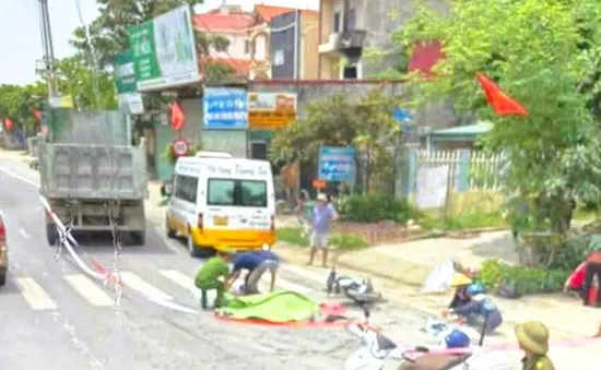 Va chạm xe tải trên đường từ trường về nhà, 2 bà cháu tử vong
