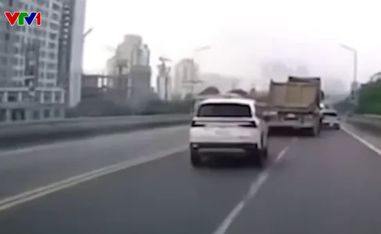 Chuyển làn thiếu quan sát, xe tải đâm xe con xoay ngang đường