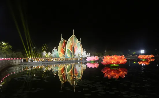 Hàng ngàn người tham dự Đêm hoa đăng Vesak 2025