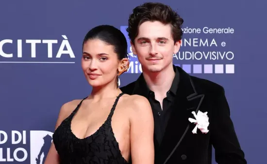 Những hình ảnh công khai chấn động của cặp đôi "hot" nhất Hollywood