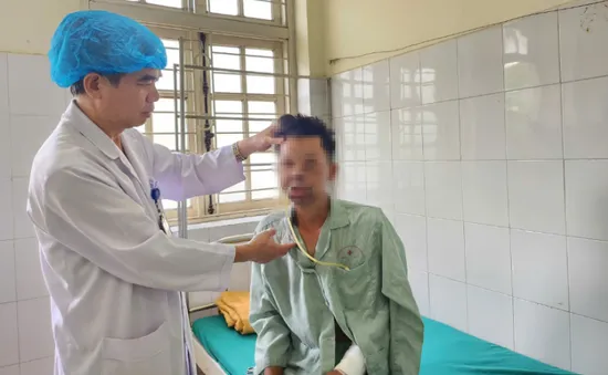 Đi săn dúi bị gấu tấn công, người đàn ông may mắn giữ được mạng sống