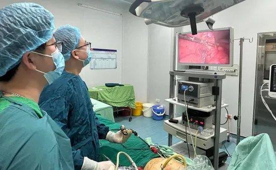 Người đàn ông bị viên sỏi nhỏ bắn xuyên bụng gây thủng ruột khi đang cắt cỏ