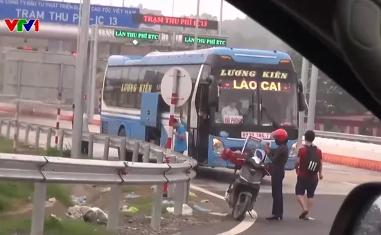 Mất an toàn đón trả khách tại nút giao cao tốc Nội Bài - Lào Cai