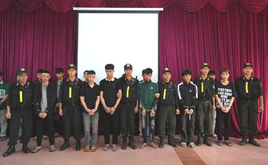 Khởi tố 18 “quái xế” đi xe máy mang theo dao phóng lợn, gây rối trật tự công cộng