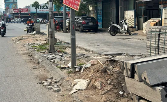 Lấn chiếm, xả rác bừa bãi trên đường Nguyễn Xiển khiến vỉa hè xuống cấp nghiêm trọng