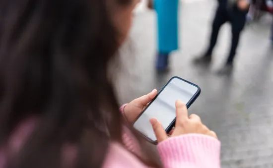 Người dùng smartphone có nên sử dụng miếng dán màn hình chống nhìn trộm?
